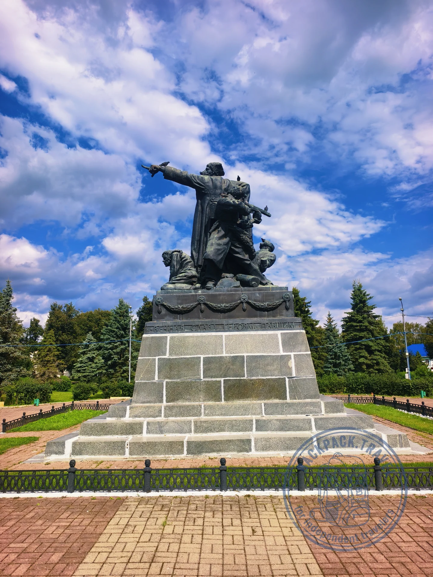Памятник генералу Ефремову