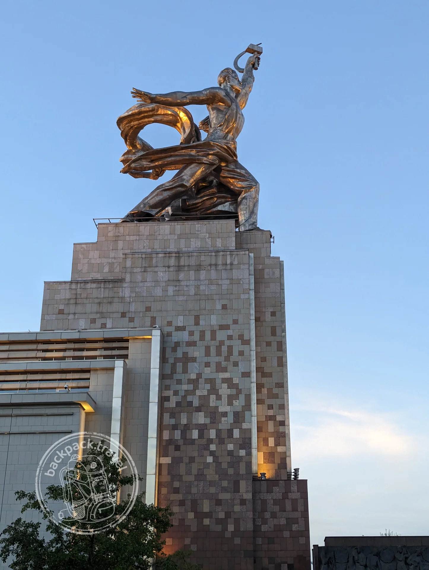 «Рабочий и колхозница»
