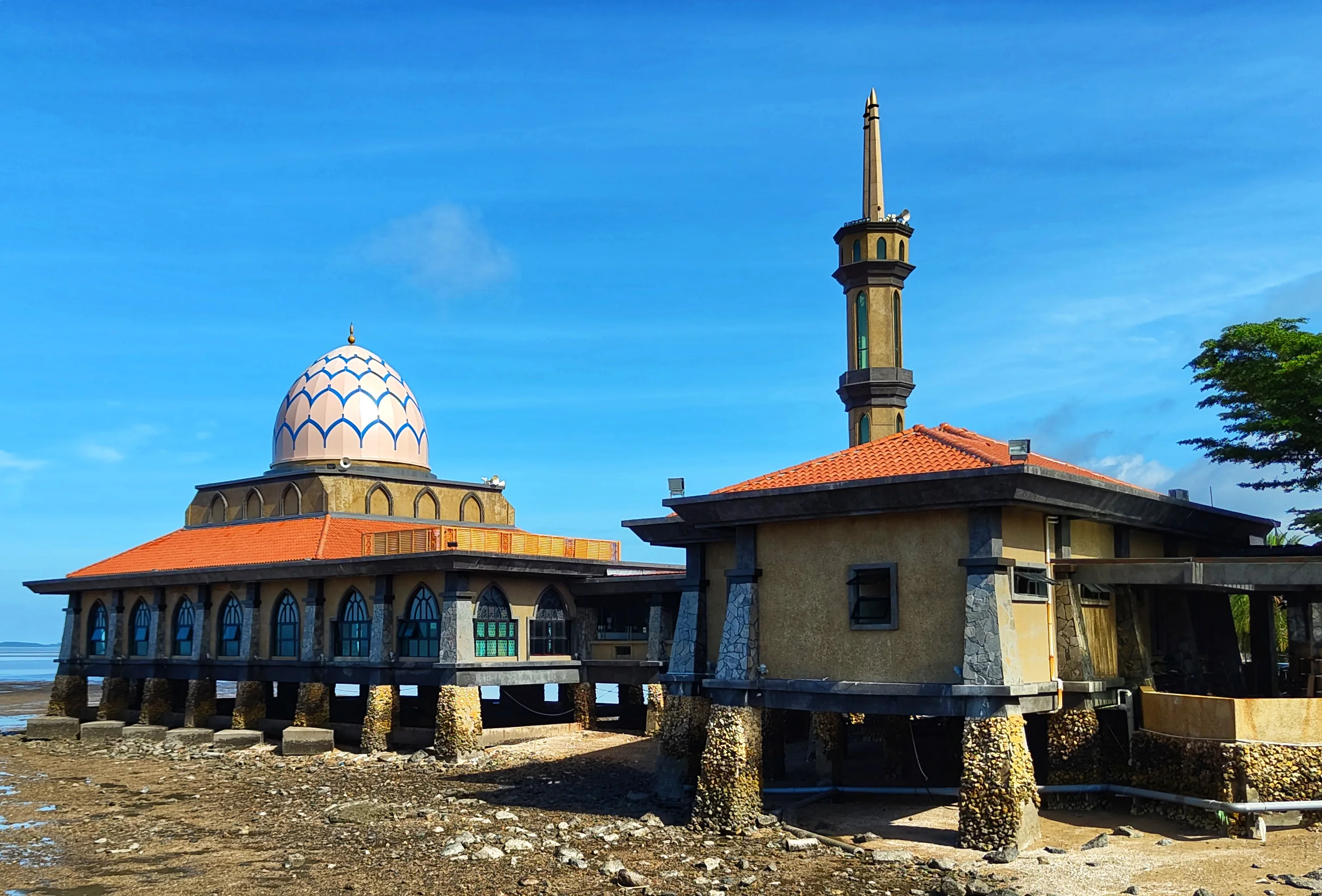Masjid Al-Hussain – schwimmende Moschee in Kuala Perlis